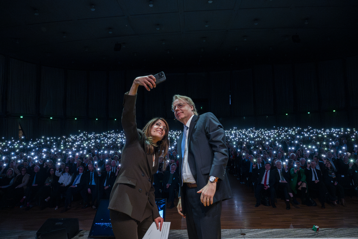  Festakt mit vielen Glanzlichtern: Moderatorin Linda Zervakis und der Präsident des KIT, Professor Jan S. Hesthaven, mit mehr als 2 000 Gästen in der Schwarzwaldhalle (Foto: Markus Breig, KIT)